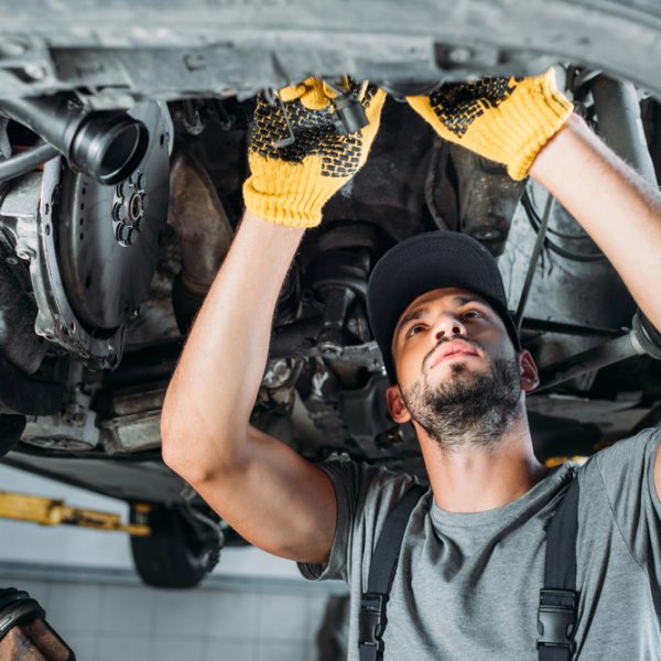 automonteur aan het werk