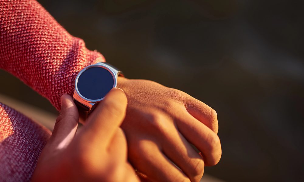Vrouw raakt smartwatchaan op haar pols