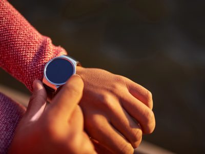 Vrouw raakt smartwatchaan op haar pols