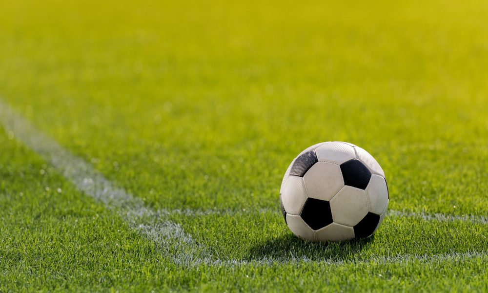 Voetbal op groenvoetbalveld