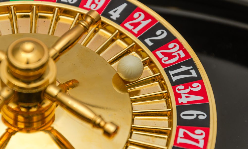 Casino roulette wiel met rode en zwarte nummers