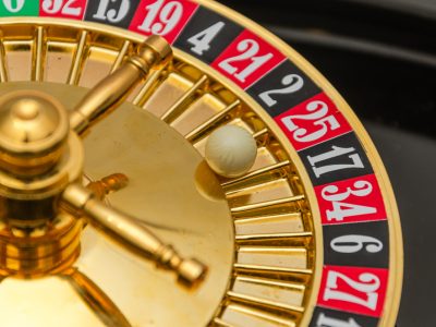 Casino roulette wiel met rode en zwarte nummers