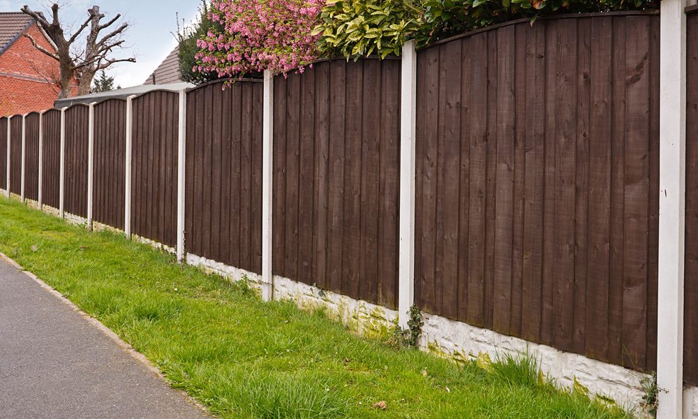 Houten schutting met groene berm en pad