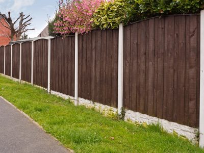 Houten schutting met groene berm en pad