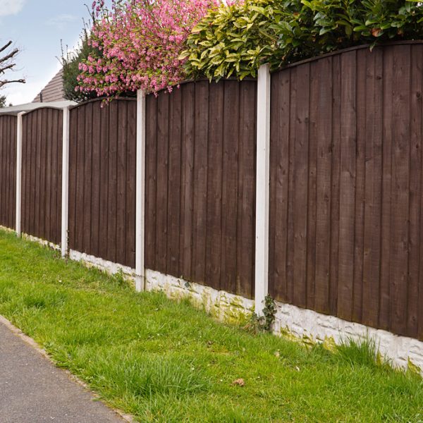 Houten schutting met groene berm en pad