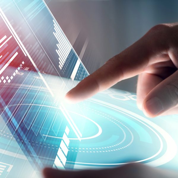 Zakenman raakt virtueel paneel aan met infographic