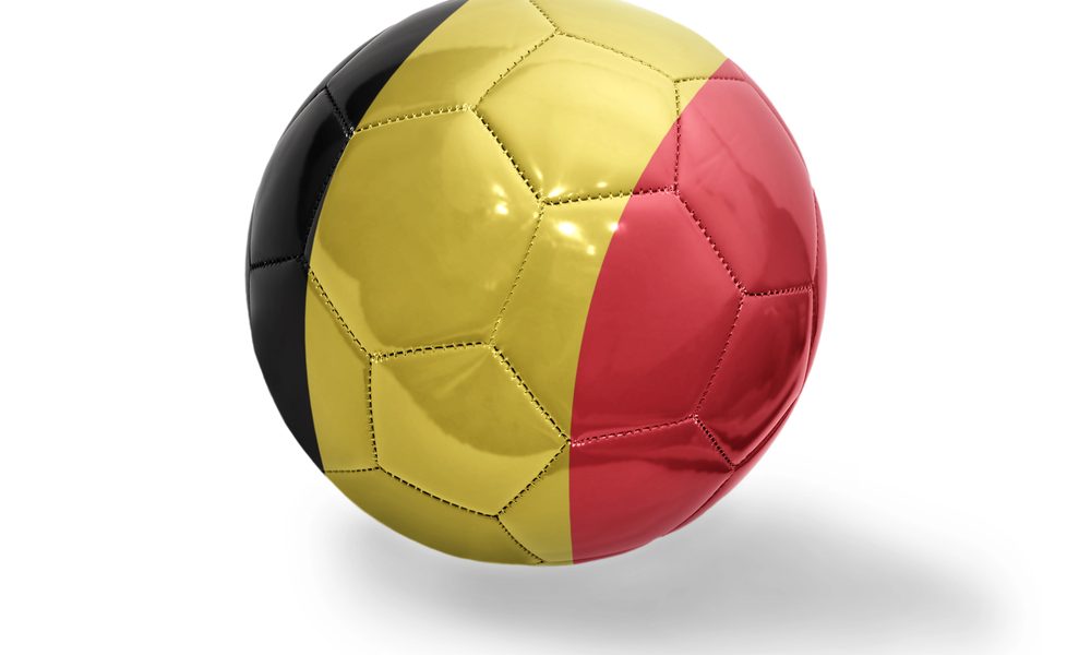 Voetbal met de kleuren van de belgische vlag